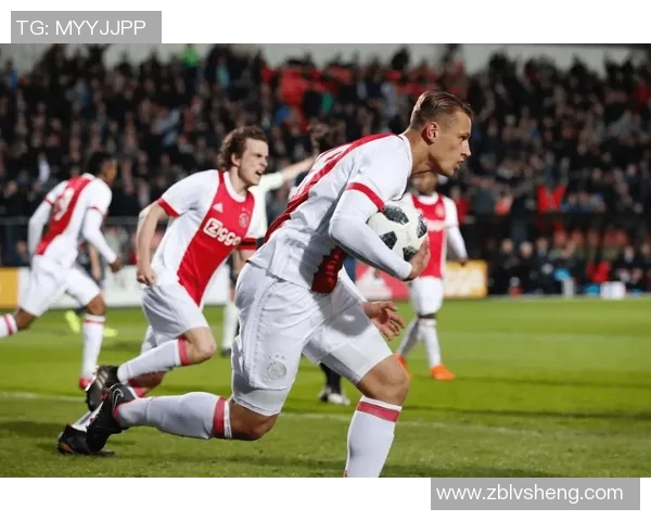 阿贾克斯青年队与埃因霍温FC的激烈对决引发球迷热议